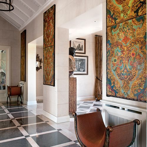 Perskie dywany, afrykańskie bębny, weneckie szkła, wyszukane forniry i marmury. Projektanci Ramón i Paco mieli