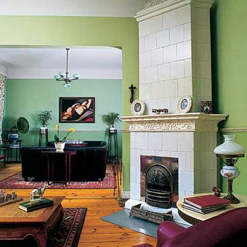 Piec kaflowy z 1924 roku jest równie stary jak dom. Od początku stał w salonie, ale od kiedy zamieszkała