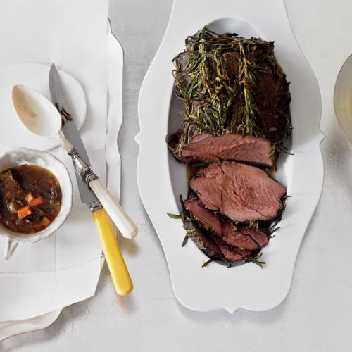 Pieczony udziec z jelenia. Dla miłośników steków, kotlecików, medalionów