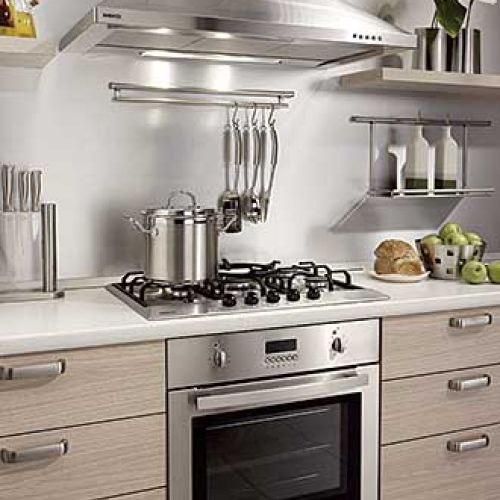 Piekarnik z potrójną szybą (żebyśmy nie oparzyli się o rozgrzane drzwiczki) i obrotowym rożnem kosztuje 1699 zł. Za okap