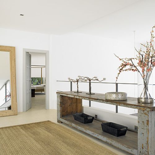 Piękna drewniana podłoga. Elegancka willa w kolorach natury