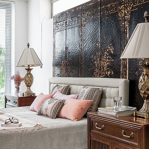 Piękne lampy na ardecowskich szafkach.