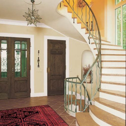 Piękne, lekkie schody na piętro wymyślił brat męża właścicielki, architekt z wielką wyobraźnią.