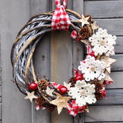 Piękne tradycyjne dekoracje bożonarodzeniowe zrobione na szydełku. Pomysłowy wianek świąteczny to także wspaniały pomysł na