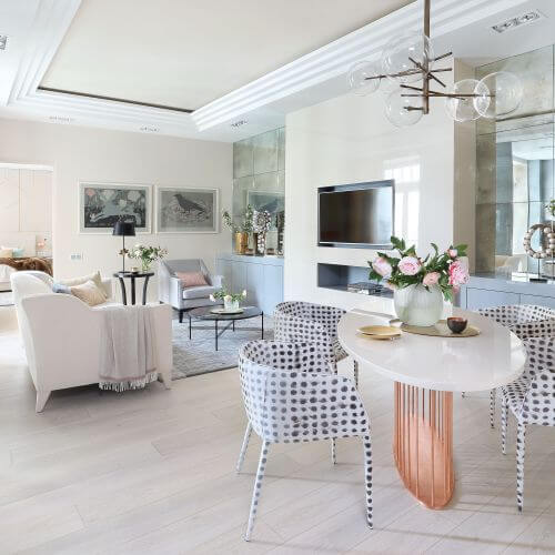 Piękne wnętrze w stylowej warszawskiej kamienicy. Wisi tu dużo przydymionych weneckich luster. Dzięki nim miejsca