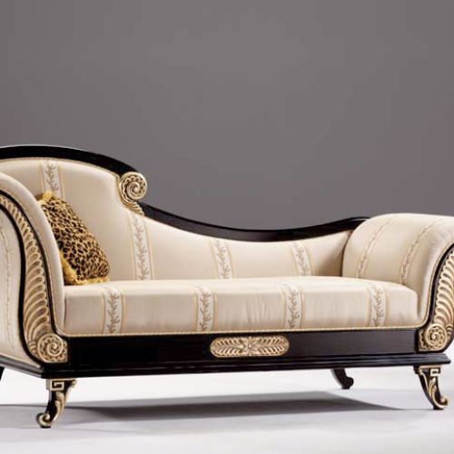 Piękny kształt, elegancka tkanina i rzeźbienia pokryte płatkami złota - taki jest pomysł firmy Tecni Nova na szezlong. ESTILO