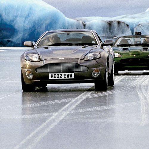 Pierce Brosnan w Astonie Martinie V12 Vanquish
