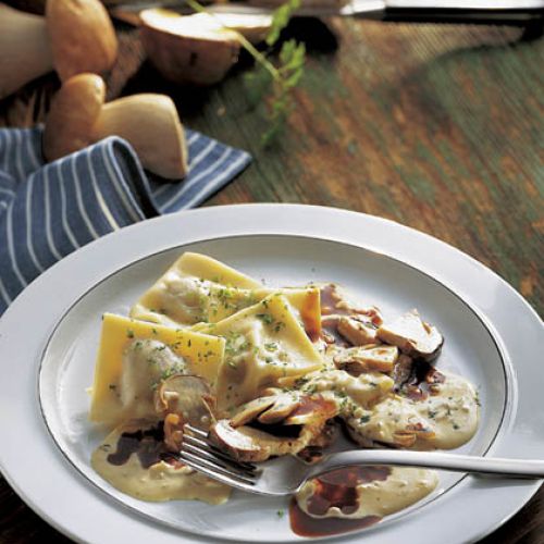 Pierożki z sarniny w sosie grzybowym.