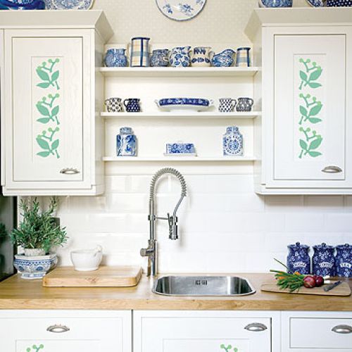 Pierwsze pączki. Fresk, szablon, ozdoby na ścianę, malowanie