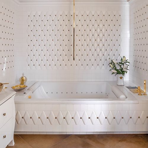 Pikowane kafelki w białej, eleganckiej łazience.