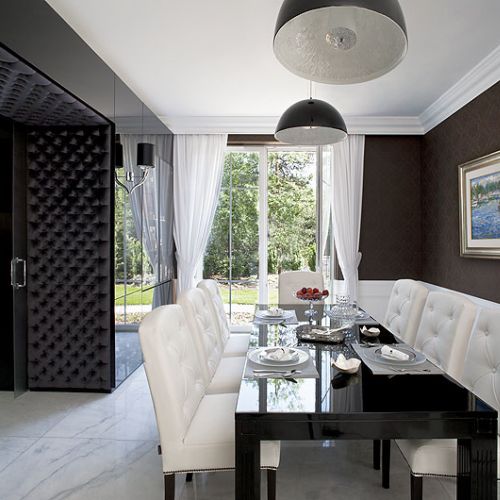 Pikowane krzesła z Almi Deco, nad stołem lampy Sky Garden firmy Flos.