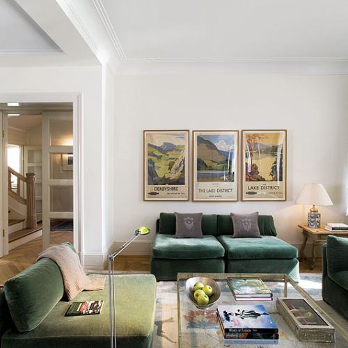 Plakaty w salonie – pan Maciej kupił je 35 lat temu w nowojorskiej galerii Judy Selkovitz. Reklamowały British Railways