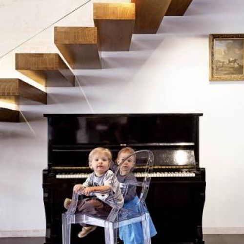 Plastikowe krzesło Louis Ghost projektu Philippe a Starcka pasuje do każdego wnętrza.