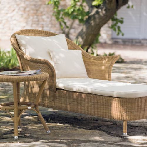 Pleciony szezlong Lansing (5556 zł). Za stolik z tej samej kolekcji zapłacimy 956 zł. DECOLOR