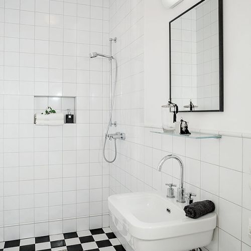 Charakterystyczne dla epoki mozaiki na podłodze w łazience są współczesne, od Vives.