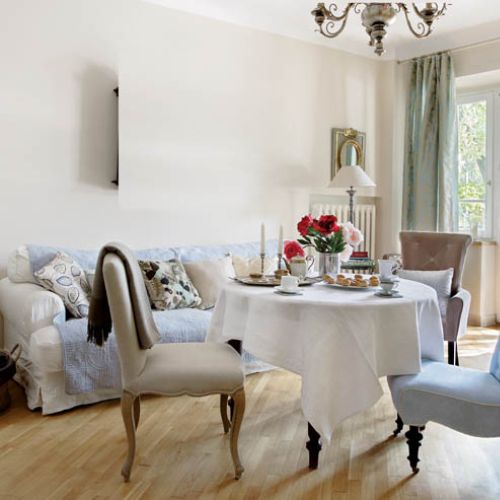 Po lekturze Spóźnionych kochanków Williama Whartona Irena zamarzyła o starym stole, takim samym,