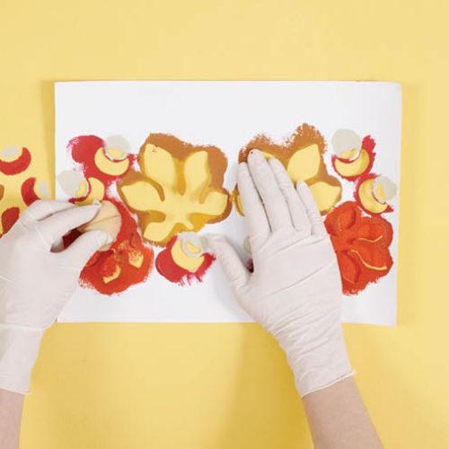 Po namalowaniu całego wzoru, szablon delikatnie odrywamy od ściany, przykładamy obok i malujemy dalszą część bordiury.