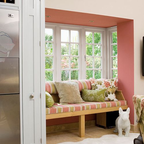 Po oknem możemy postawić ławkę. Jeżeli dołożymy tapicerowane siedzisko i miękkie oparcie, zastapi sofę.