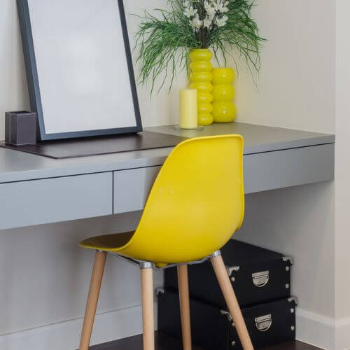 Pochwała prostoty,klasyki i nowoczesności. To przykład miejsca wielofunkcyjnego - tradycyjnej toaletki, ale także