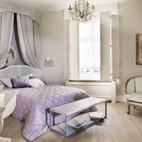 Poczenie elementów siermiężnych z pałacowymi.