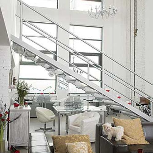 Pod schodami znalazło się miejsce na biuro.