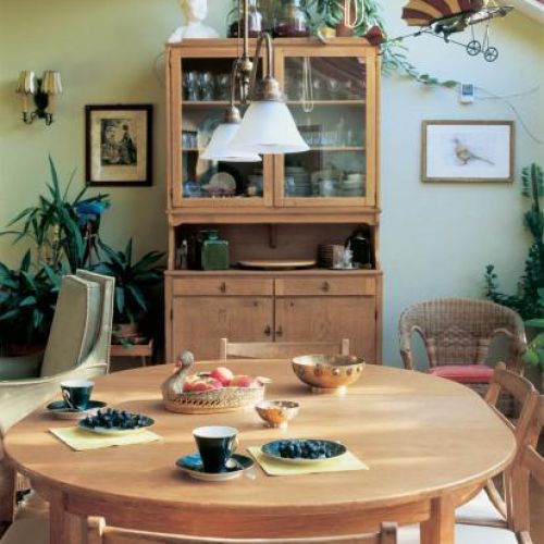 Pod sufitem- metalowa paralotnia z ręcznie malowanym pilotem, znaleziona na starochach.