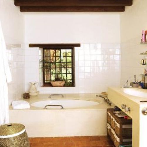 Pod sufitem znajdują się drewniane krokwie.