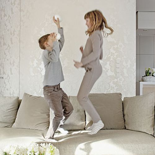 Pod tapetą kryje się szafa z mdf-u.