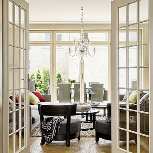 Podłoga to wersalski parkiet z czesanego dębu.