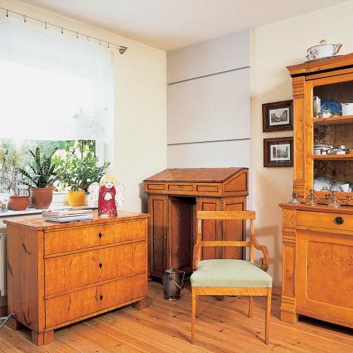 Podłoga z desek świetnie komponuje się ze starymi meblami.