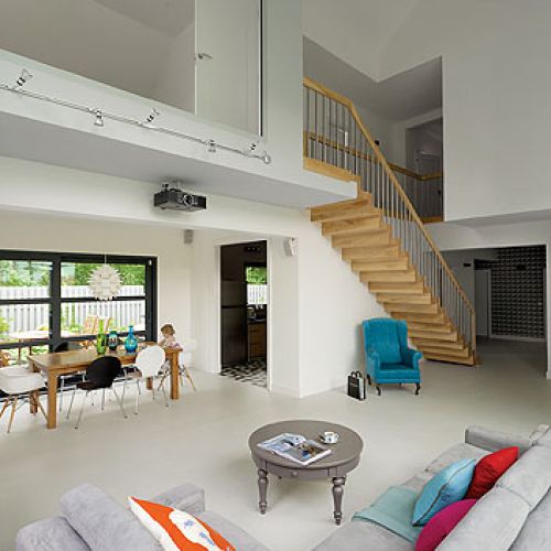 Podłoga z żywicy poliuretanowej. Dom z przeszklonymi ścianami