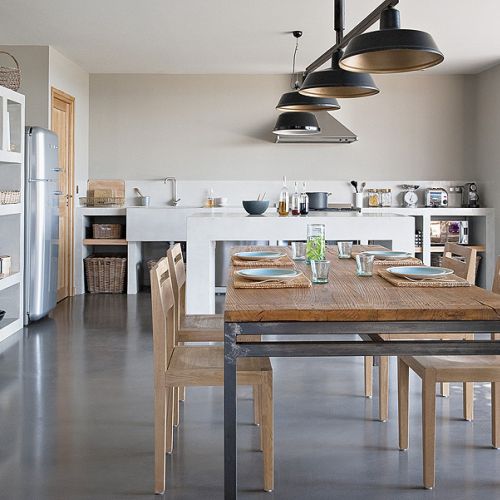 Podłoga, zlew i wyspa kuchenna zostały zrobione z woskowanego betonu.. Stół przyjechał z Bali, krzesła