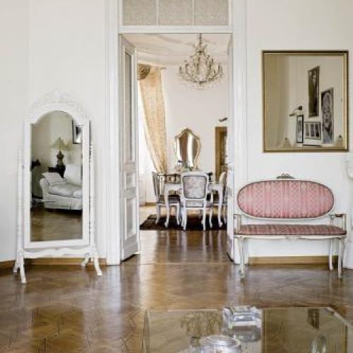 Podłogę zdobi drewniana mozaika. Klasyka z odrobiną Prowansji