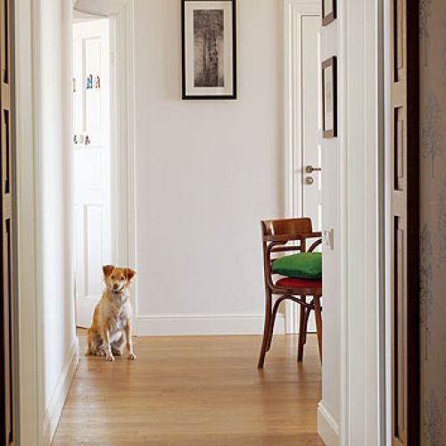 Podłogi w całym mieszkaniu są wyłożone dębowymi deskami, solidnymi i ciepłymi.