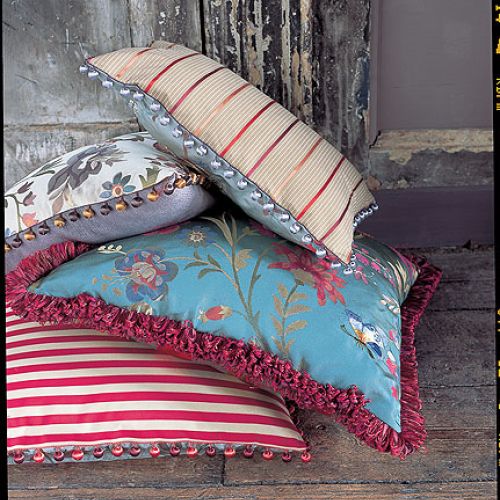 Podobno podziwia je sama królowa Anglii. Koszt metra materiału – od 600 zł. RIDEX