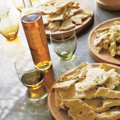 Podpieczone chlebki pita, do tego kilka smaczych dipów, butelka wina - i przyjęcie w ogrodzie gotowe.