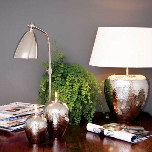 Podstawa lampy z młotkowanej blachy ładnie odbija światło. ROMANTIC HOME