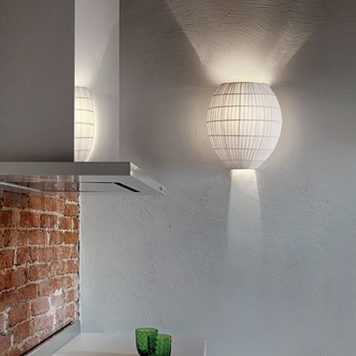 Podstawę lampy firmy Porta Romana zrobiono z niklu, do kompletu abażur z tkaniny, 12 500 zł, Decodore