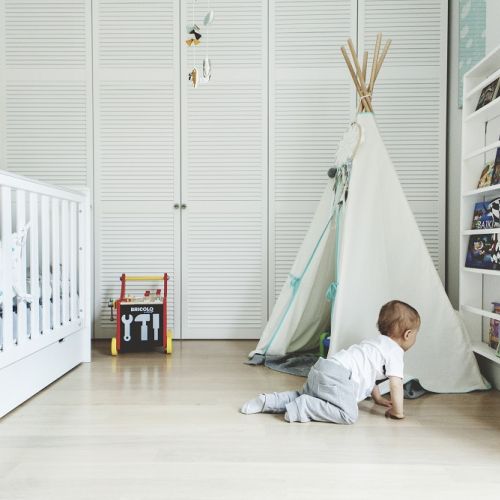 W pokoju najmłodszych dzieci powinno być sporo miejsca na swobodne przemieszczanie się.