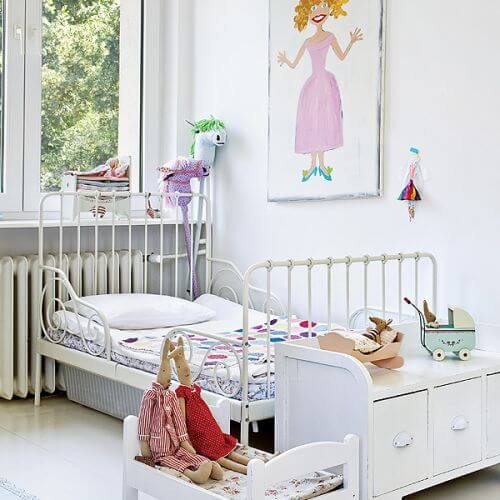 Pokój dziewczynek to miks marek, które łączy biel i dusza . Łóżka z IKEA, komody i szafki z Bloomingville.