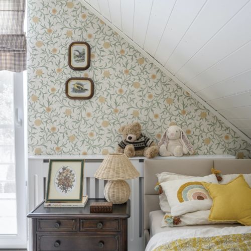 pokój dla dziewczynki na poddaszu ze skosem