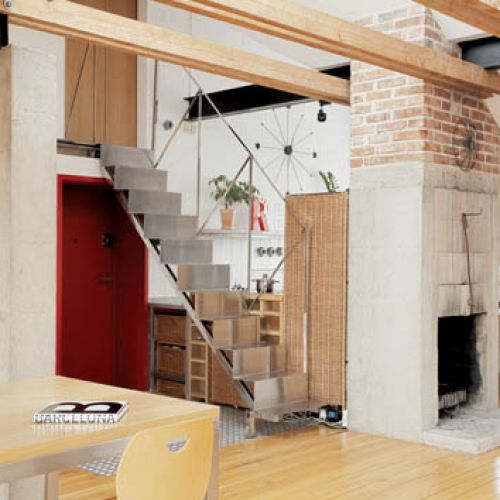 Połączenie ciepłego drewna z industrialnym metalem.