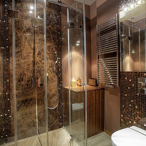 Połączenie marmuru Daino Reale i Emperador oraz mozaiki Bisazza Nefertiti za srebrnymi elementami to ciekawe