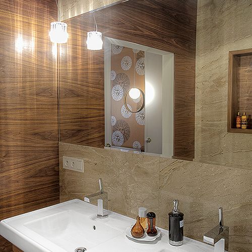 Połączenie marmuru Daino Reale i Emperador oraz mozaiki Bisazza Nefertiti za srebrnymi elementami to ciekawe