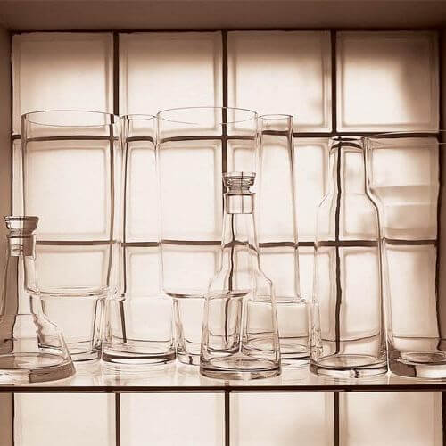 Półki na naczynia są wszędzie. Porcelanowy dom