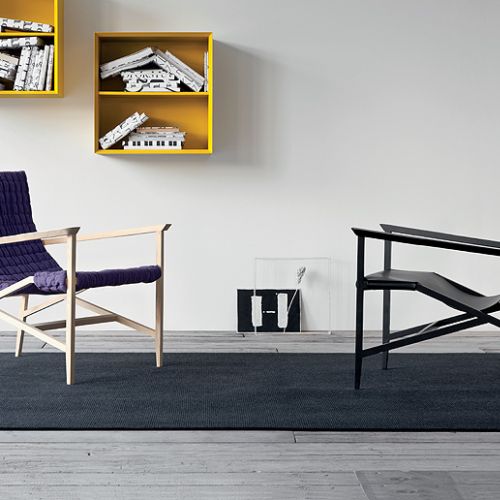 Półki-szafki (Pianca) w matowym lakierze (kolor do wyboru). 1410 i 1820 zł – zależnie od wymiarów. Krzesło Isotta