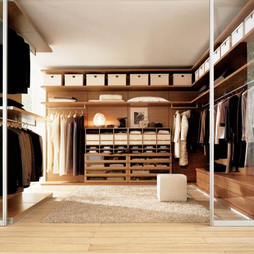 Półki, szuflady, wiszące szafki, jeżdżące komody, pudełka oraz wieszaki montowane do paneli ściennych (drewnianych, ze