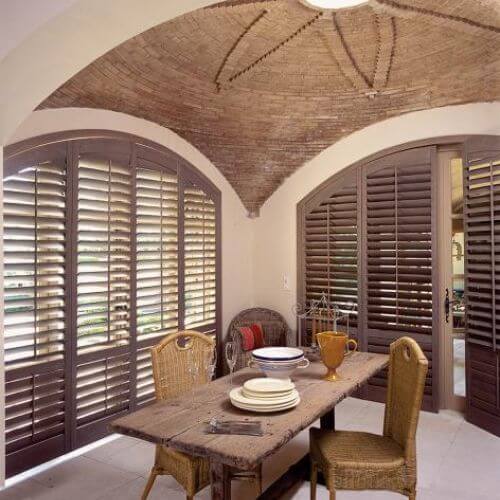 Półokrągłe okna jak kolebkowe sklepienie. Zamontowano w nich shuttersy. Zestaw na jedno okno kosztuje 15 0 zł. JASNO SHUTTERS