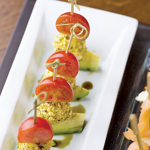 Pomidorki z mozzarella i awokado. Szybkie przekąski na letnie przyjęcie