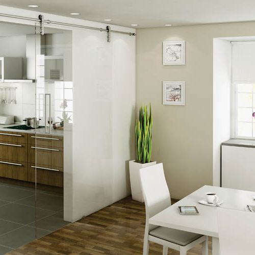 Pomysł do niewielkiego mieszkania - przesuwane szklane drzwi odgradzają kuchnię od jadalni, ale nie zajmują miejsca. HAFELE